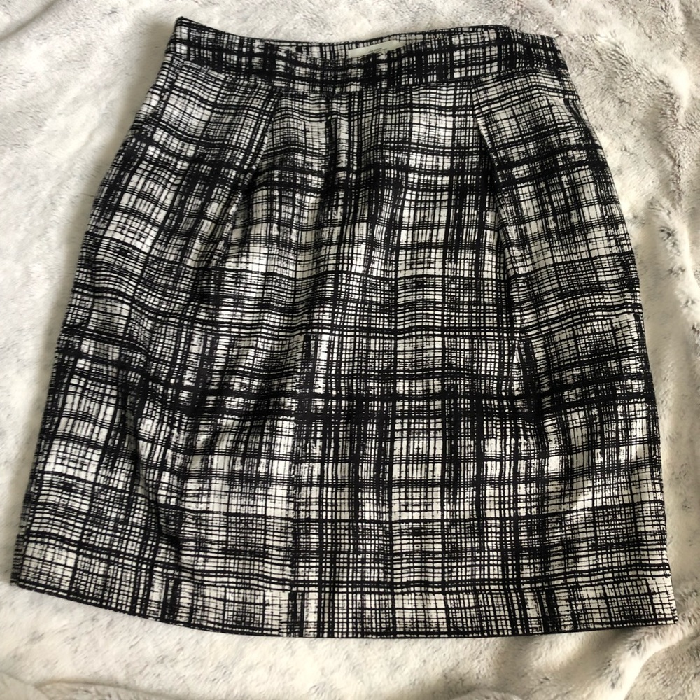 Loft. Pencil skirt. Fully lined. Pockets! Black and white. Size 6